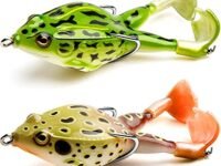 Proberos® 2 Pcs Random Color 9cm Fishing Hooks Double Propellers Frogs Soft Bait High Simulation Soft Silicone Fishing Lures Prop Frog Lures for Bass Realistic Design Floating Weedless Bait Kit