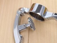 QUIRA Steel Garlic Press Rocker & Nutcracker – Heavy‑Duty Crusher, Mincer & Ginger Tool with Silicone Grip, Peeler & Scraper, Dishwasher Safe